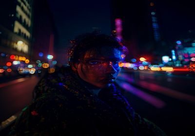 夜晚城市霓虹灯下进行偷拍自拍，彩色光影交错打在人物脸上，展示夜景自拍的光影运用技巧